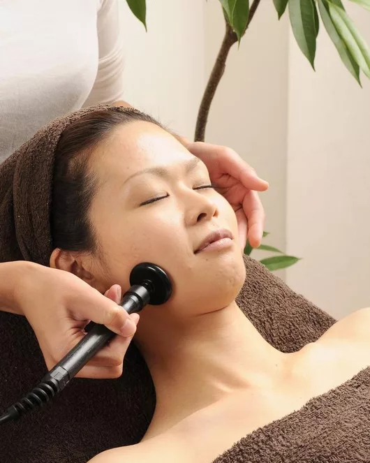 Small Face Facial Experience (Low-Frequency + Manual Facial) – 100 min [Includes a take-home origami crane♪]